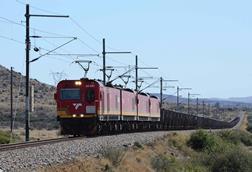 A 90-wagon export manganese train on the Noupoort – Port Elizabeth line hauled by four Class 20E dual-voltage locomotives supplied by CRRC Zhuzhou (Photo: Bruce Evans).